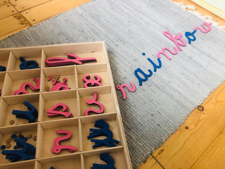 The current image has no alternative text. The file name is: rainbow-scris.jpg